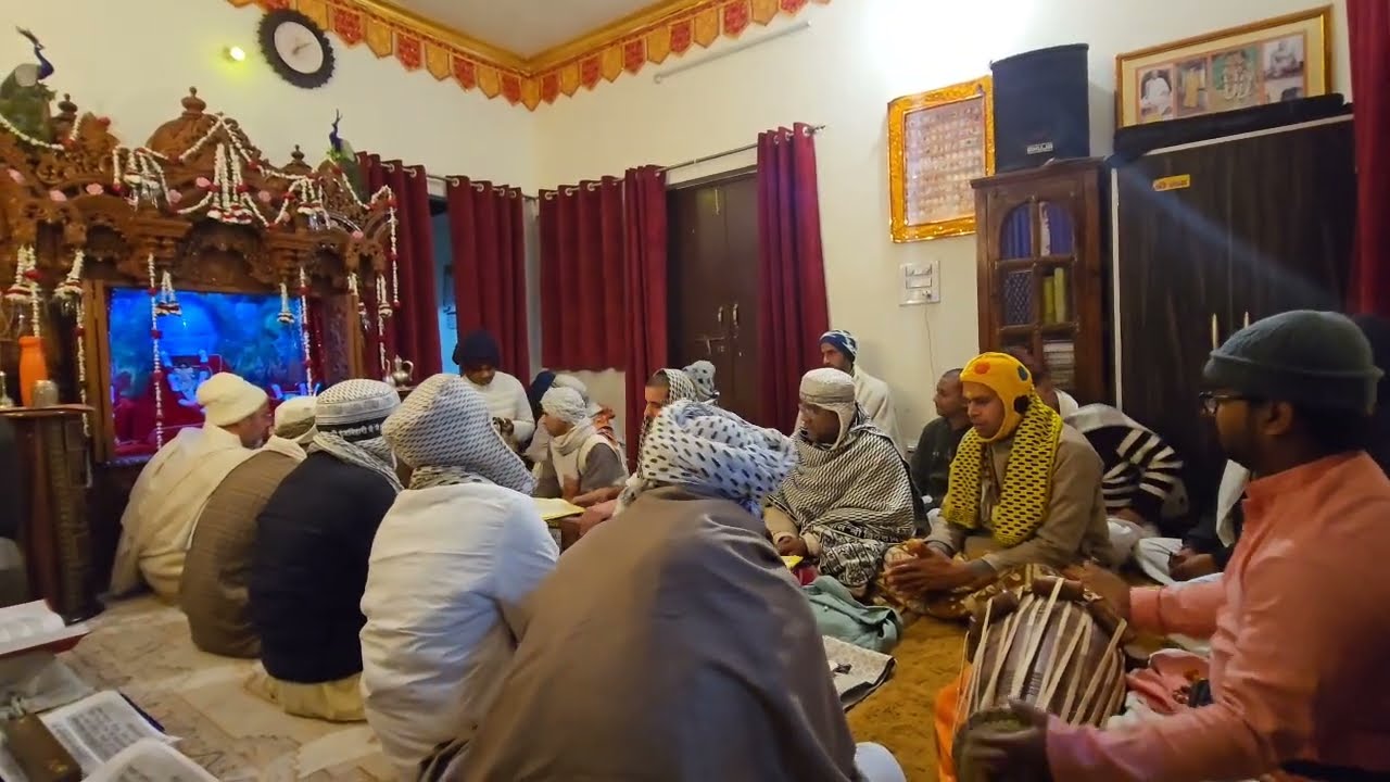 श्रीहित उतमदास जी महाराज जी के ,,निकुंजोत्सव,,के रूप में टाटिया स्थान के सामाजियो द्वारा समाज गायन 