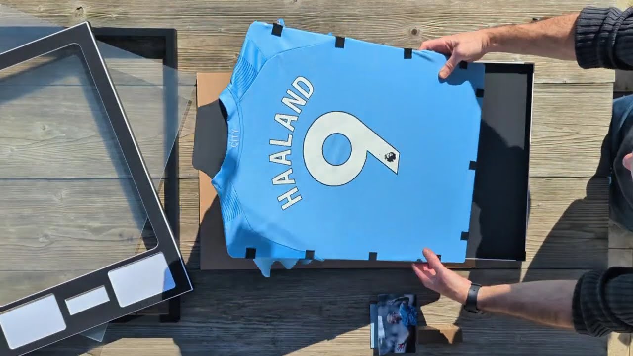 Incorniciare una maglia da calcio con la cornice Football Frame XL