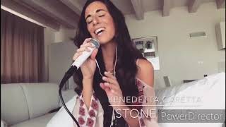 Wow que voz ! talento y belleza disfrutemos amigos a nuestra querida
benedetta