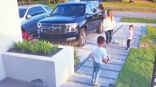 Kid Unexpectedly Pops Gender Reveal Balloon On Way To Car - 987258