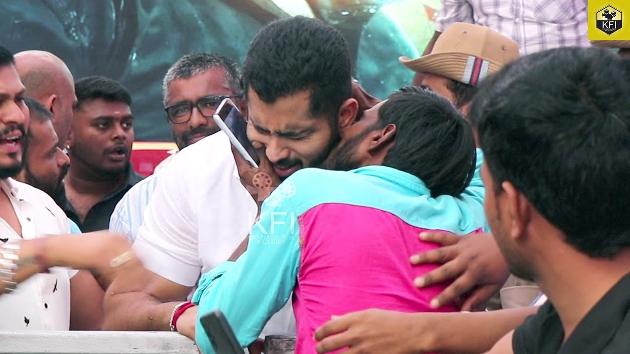 ಅಭಿಷೇಕ್ ಕೆನ್ನೆಗೆ ಬಲವಂತವಾಗಿ ಮುತ್ತಿಟ್ಟ ಅಭಿಮಾನಿ | Abishek Ambareesh Birthday Celebration | Sumalatha