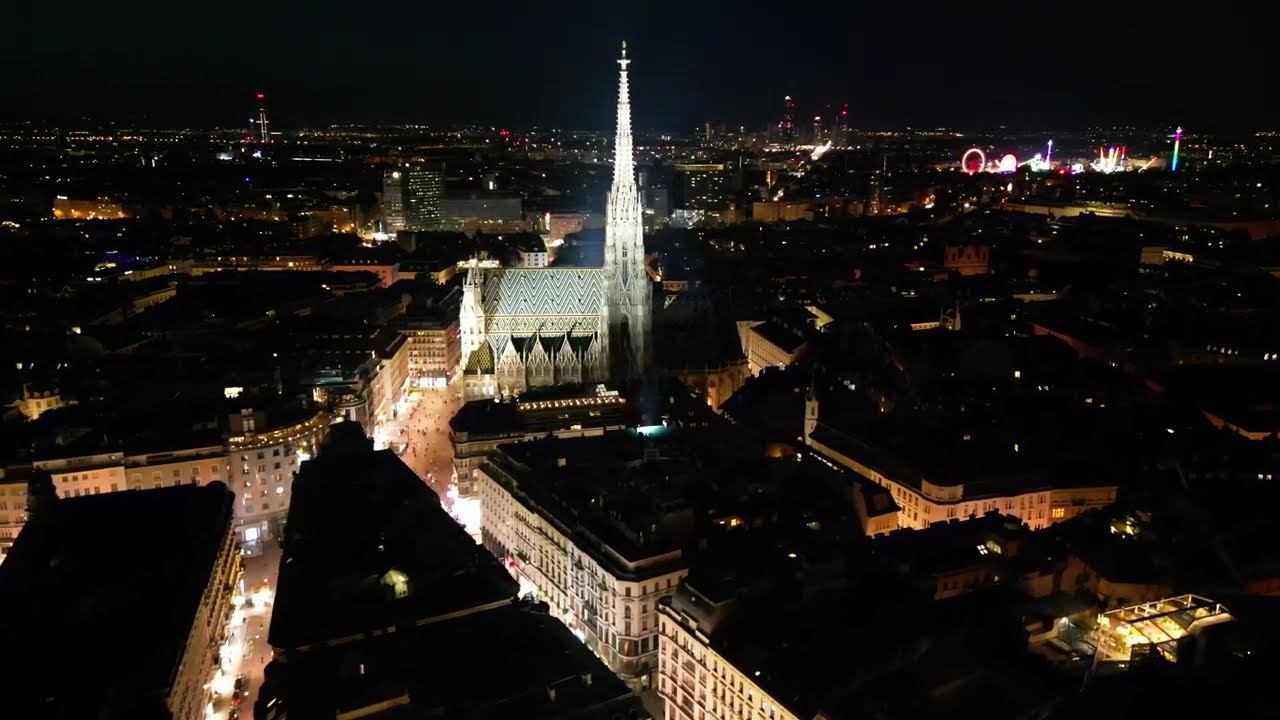 🌙⛪ See Vienna’s iconic St. Stephen’s Cathedral illuminated at night! 🇦🇹✨