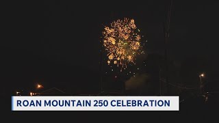 Un feu d'artifice illumine Roan Mountain