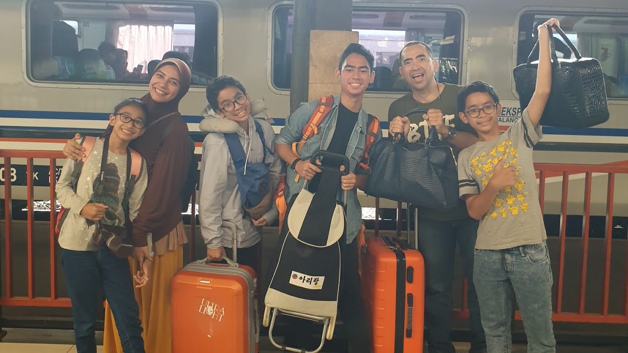 Liburan ke Malang Naik Kereta Ekonomi Matarmaja - YouTube