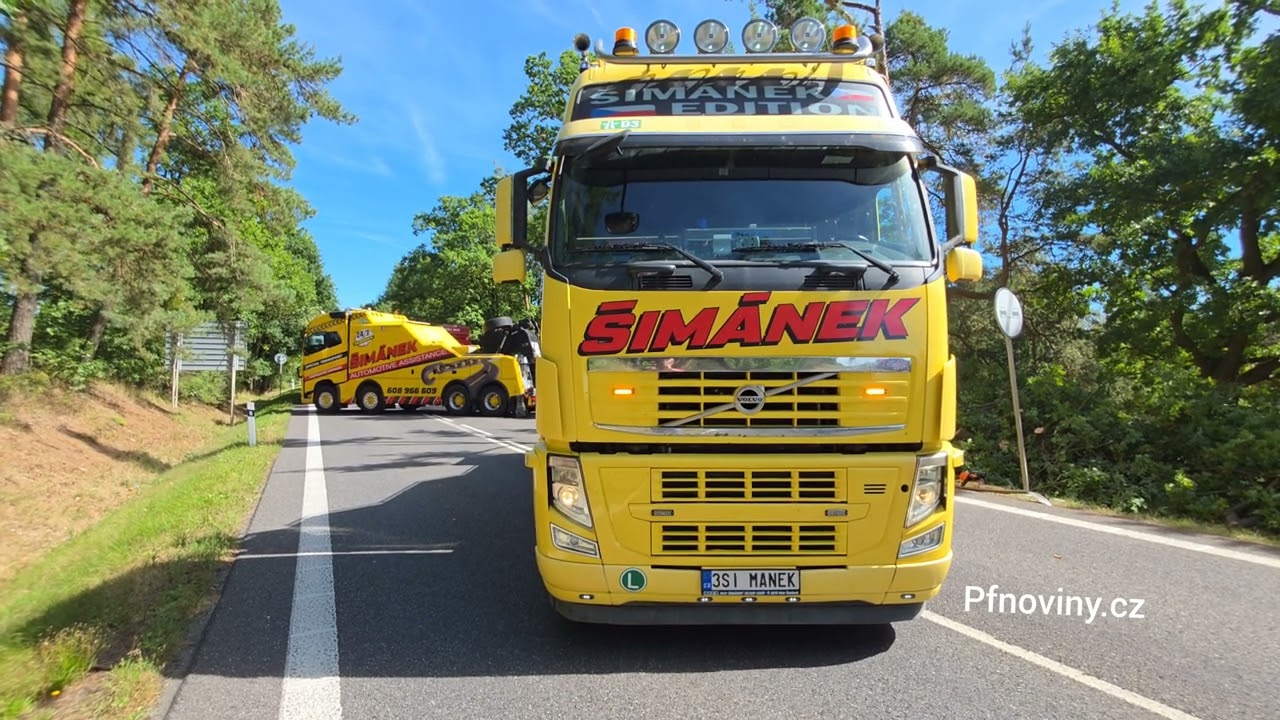 Vyprošťování kamionu u Orlíka nad Vltavou,  řidič měl zdravotní problémy. 