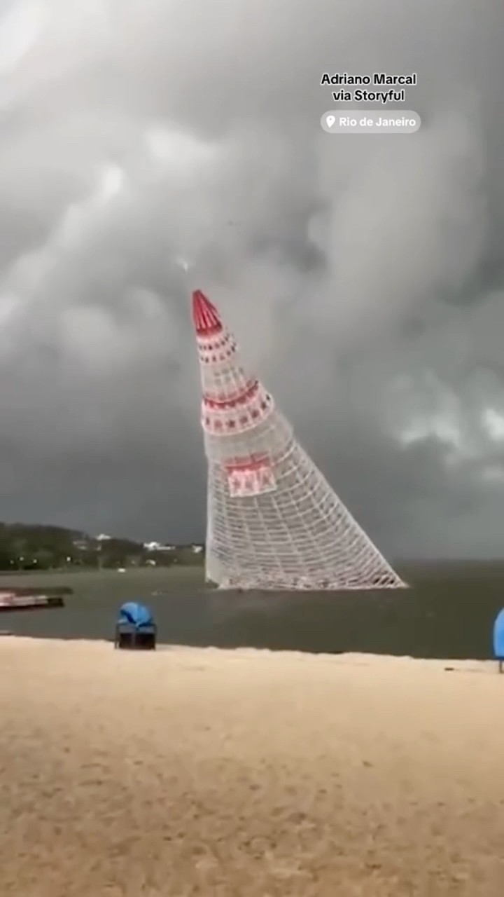 180-foot-tall Christmas tree display collapses, killing 1 person #shorts