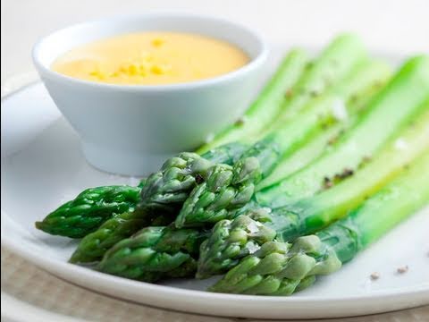 Vidéo: Asperges Au Saumon Avec Sauce Hollandaise