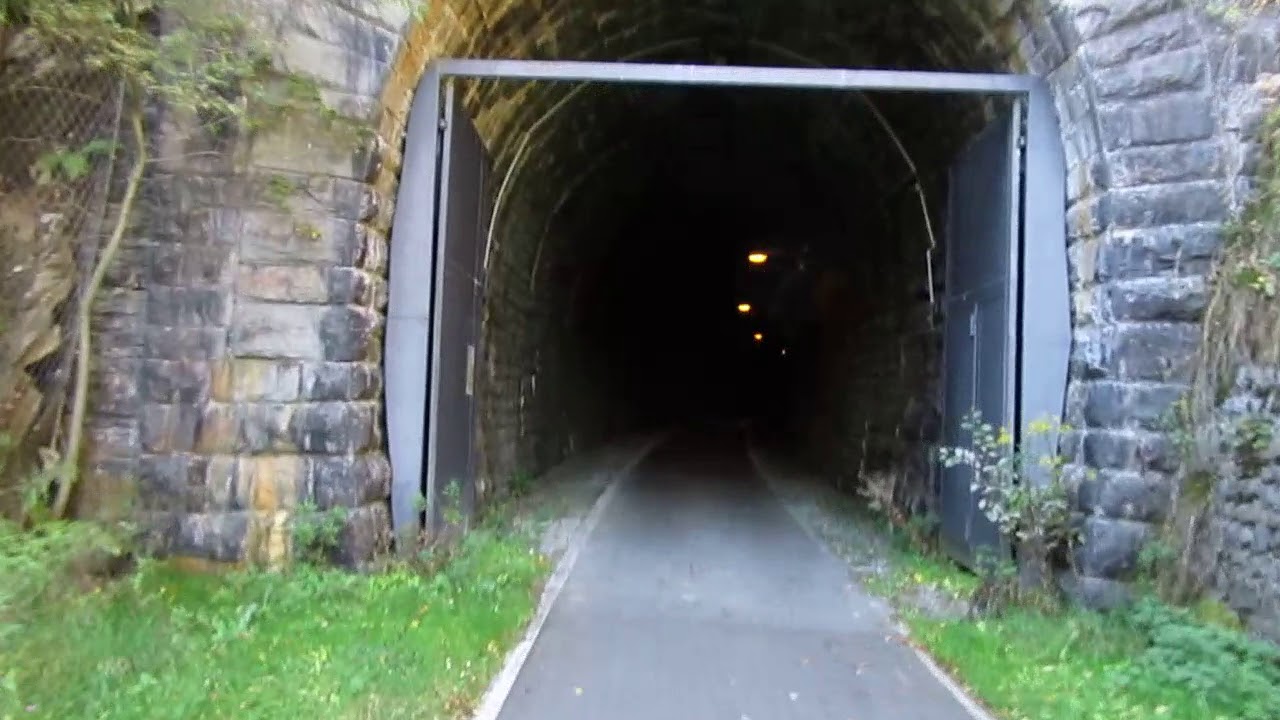 Fahrt mit dem Fahrrad durch den Fledermaus Tunnel in Kückelheim.