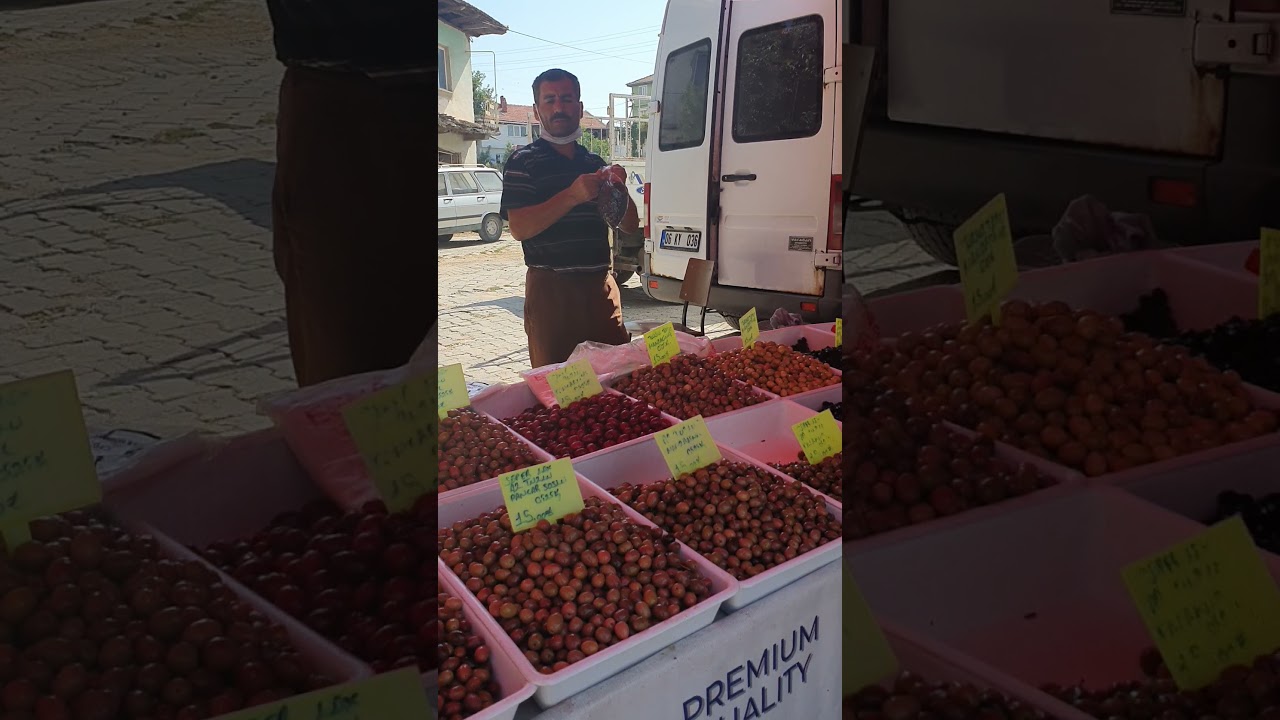Eşme Güllu köyü pazari kurban bayrami öncesi.