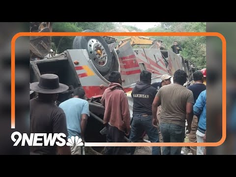 Autobús cae a barranco en Oaxaca; hay 26 muertos