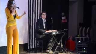 Maria Galavura-Kiss from a roses (Seal cover)