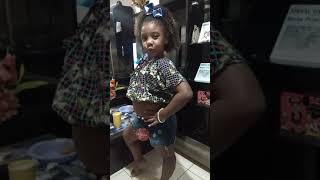 Putz Alice Experimentando Roupa