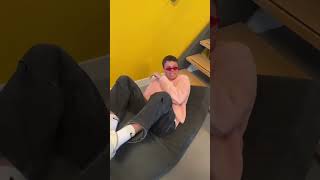 Als Bankzitters van kantoor zijn, dansen de werknemers op tafel 🤝🏼 #teambankzitters #bankzitters