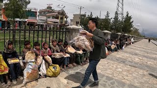 中國小夥在阿富汗給難民發1000個饢餅突發狀況車子差點被掀翻【NO:378】