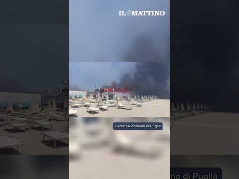 Video Salento, l'incendio brucia il lido: centinaia di bagnanti evacuati