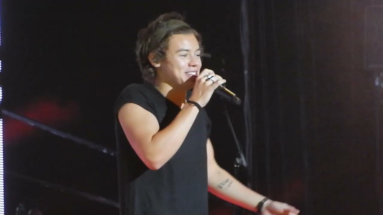 One Direction - Teenage Dirtbag - 19/10/2013 Brisbane