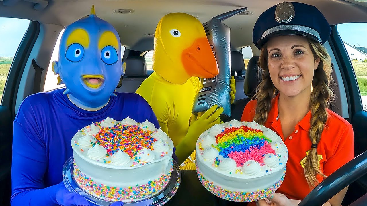 Rubber Ducky Surprises Puppy, Frog & Police in Car Ride Chase