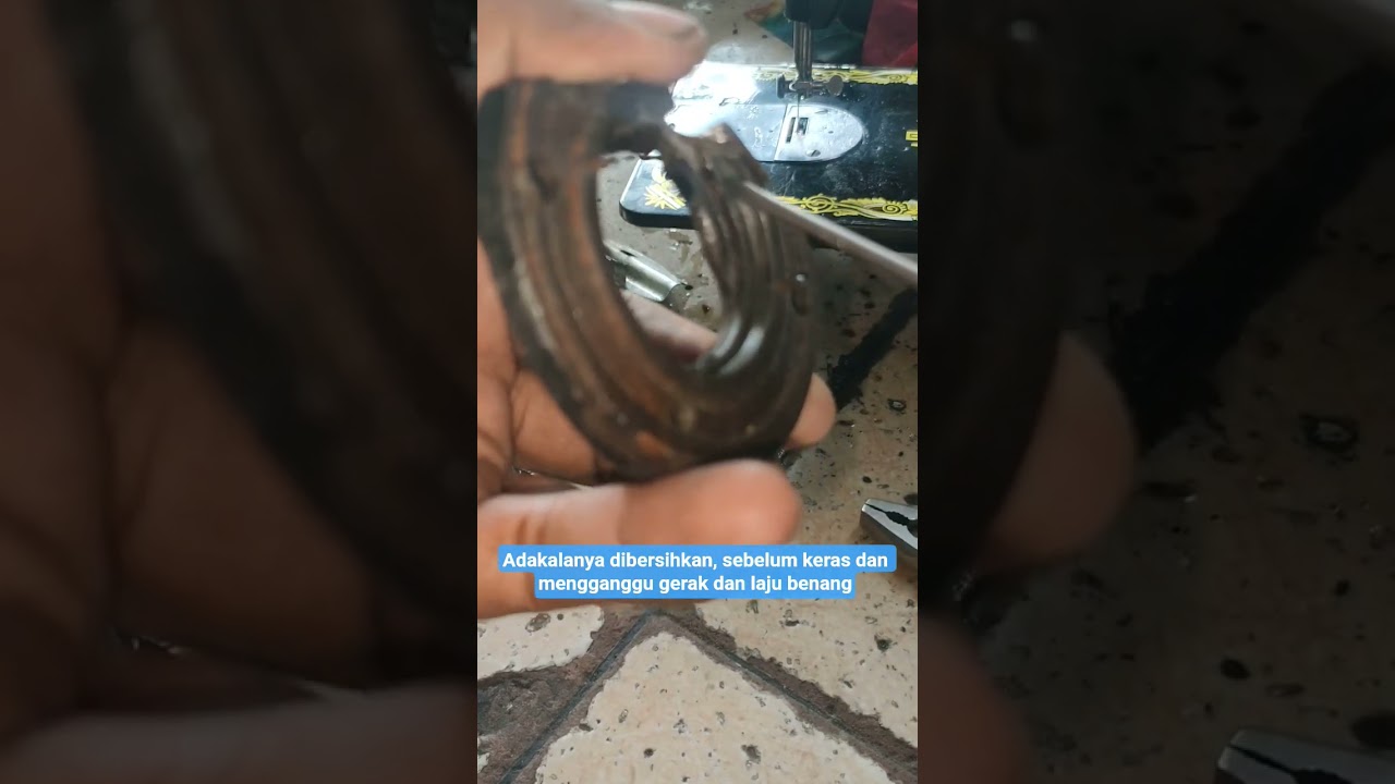 membersihkan rumah shuttle hook mesin jahit 