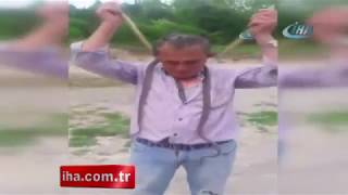 Yilani Boynuna Doladi Resimi