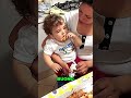 Mamma Svezza il Bambino con la Pizza: Presto o Tardi? #shorts