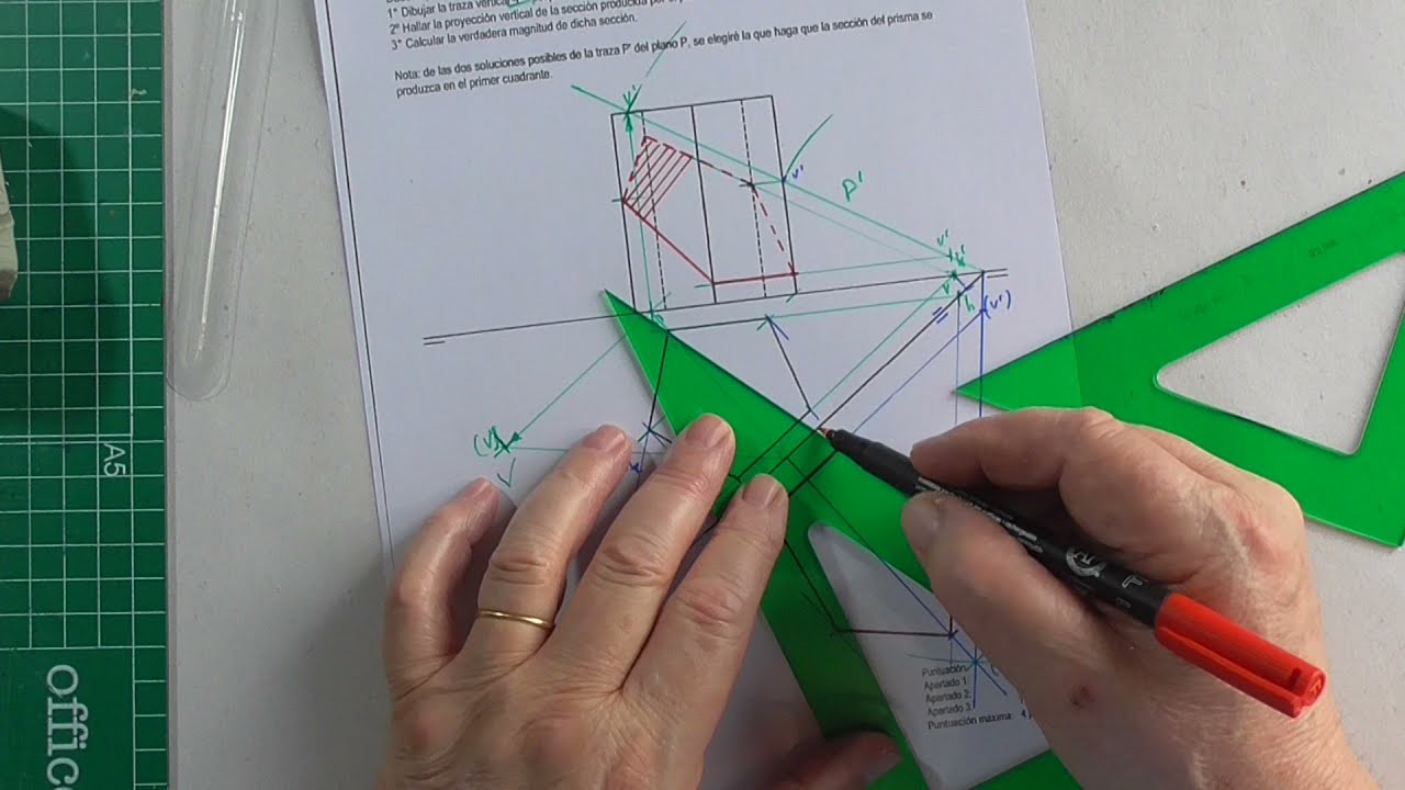Sección de un prisma de base pentagonal por un plano en Diédrica