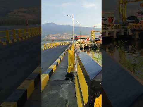 Bus Prima Jaya Clara dan bus Tiara Mas Master class tiba di kayangan