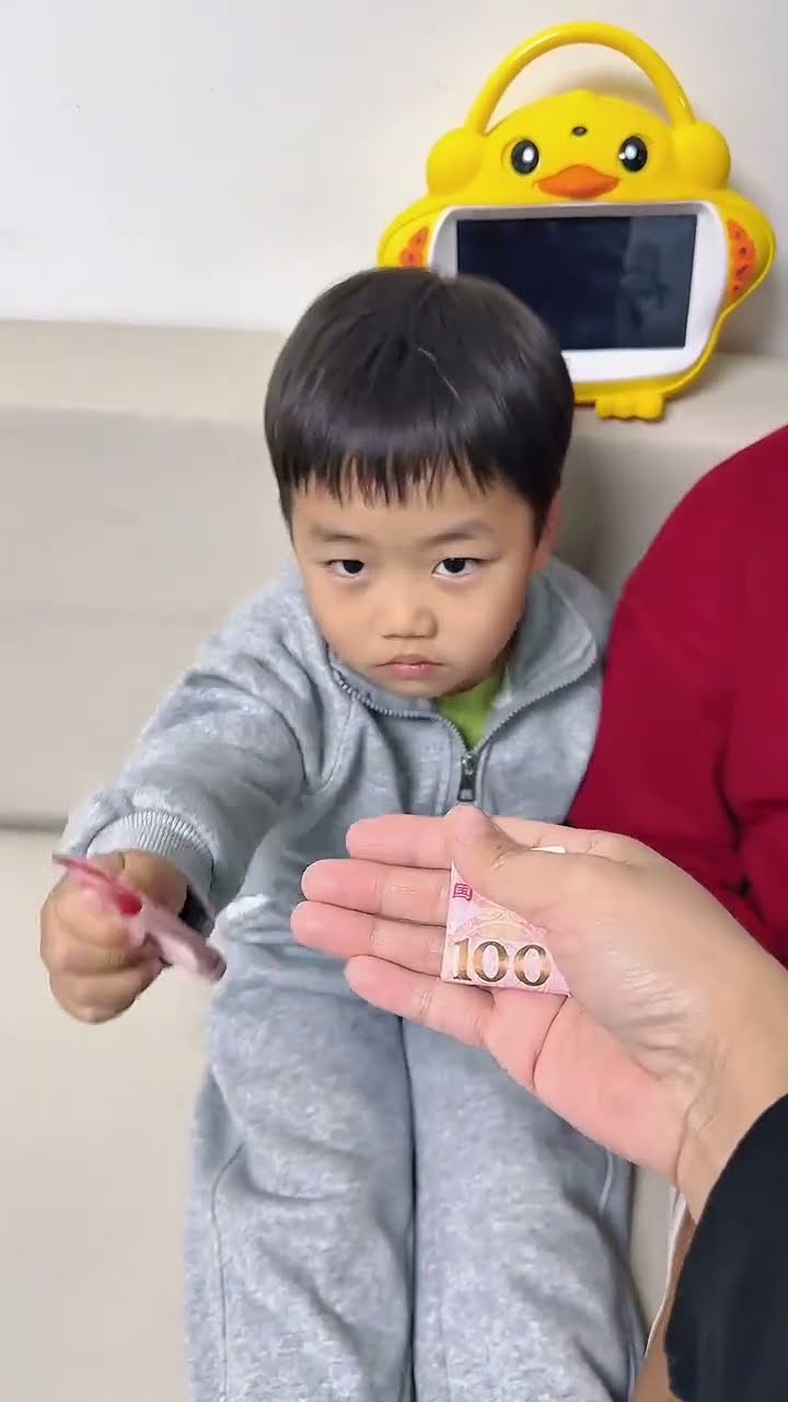 拿100元测试父子两，还是儿子聪明啊！#Cute baby#Cute#呆萌小米宝#聪明宝宝#萌娃