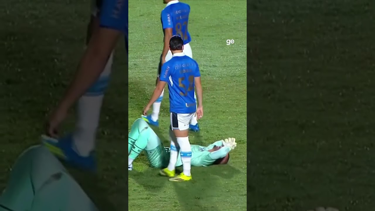 WEVERTON CAI NO GRAMADO ANTES DA PARTIDA CONTRA O VITÓRIA | #shorts | ge.globo