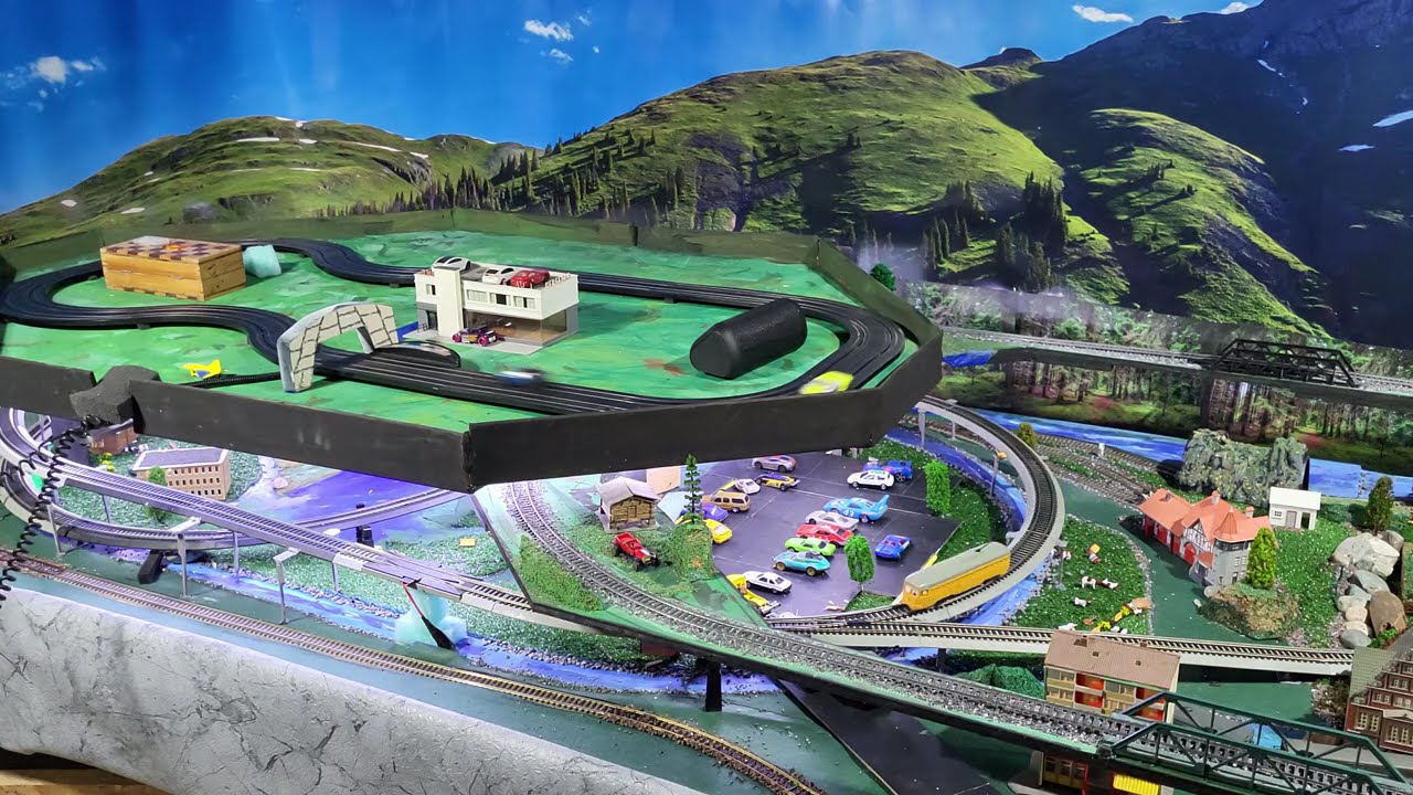 Сначала трехъярусная компоновка! Трасса для гоночных машинок над трехконтурными поездами масштаба...