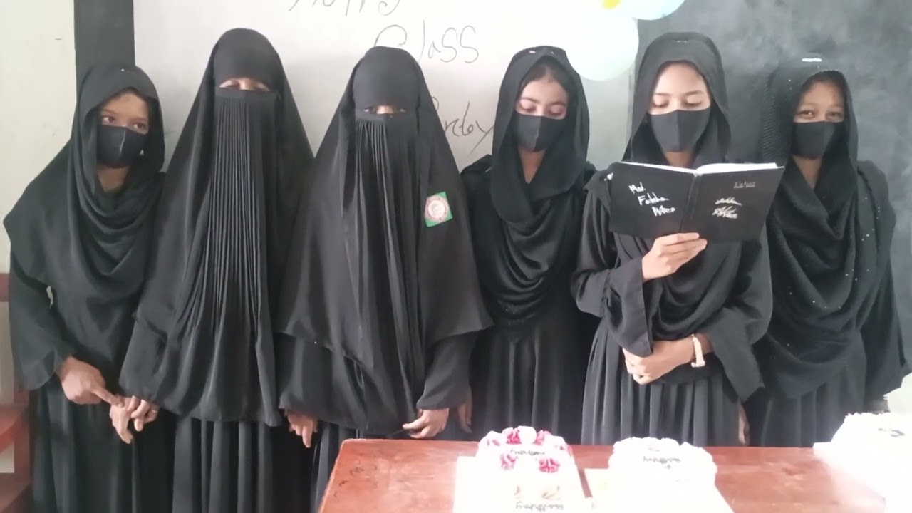 কেক সামনে রেখে আনন্দে আনন্দে সংগীত