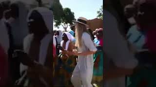 Kadınlarıyla Dans Ediyor. Ilıcalı