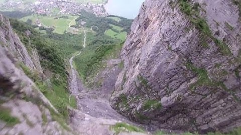 Volo radente con una tuta alare