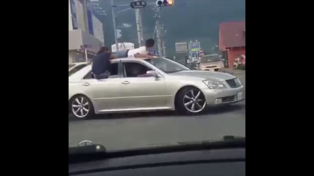 人を屋根に乗せ暴走する車 Twitterで話題 17 8 28 Youtube 人を屋根に乗せ暴走する車 Twitterで話題 17 8 28 Youtube