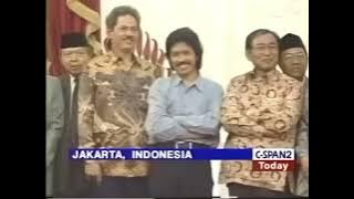 Dokumentasi Langka Cak Nun Dua Hari Sebelum Soeharto Resmi Menyatakan Ora Dadi Presiden Ora Patheken