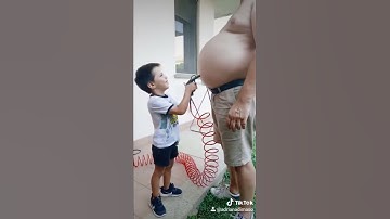 Bimbo gonfia la pancia di papà
