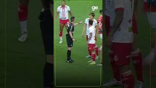 NOS PRIMEIROS MINUTOS DE JOGO, O ÁRBITRO MARCOU PÊNALTI PARA O INTERNACIONAL | #shorts | ge.globo