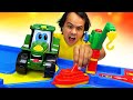 Brincamos com barco de brinquedo! História infantil com veículos de serviço em português