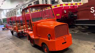 Traktor och vagn för resgods. Norrbottens Järnvägsmuseum, Luleå