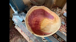 Richard Raffan turns a natural edge tripod bowl.