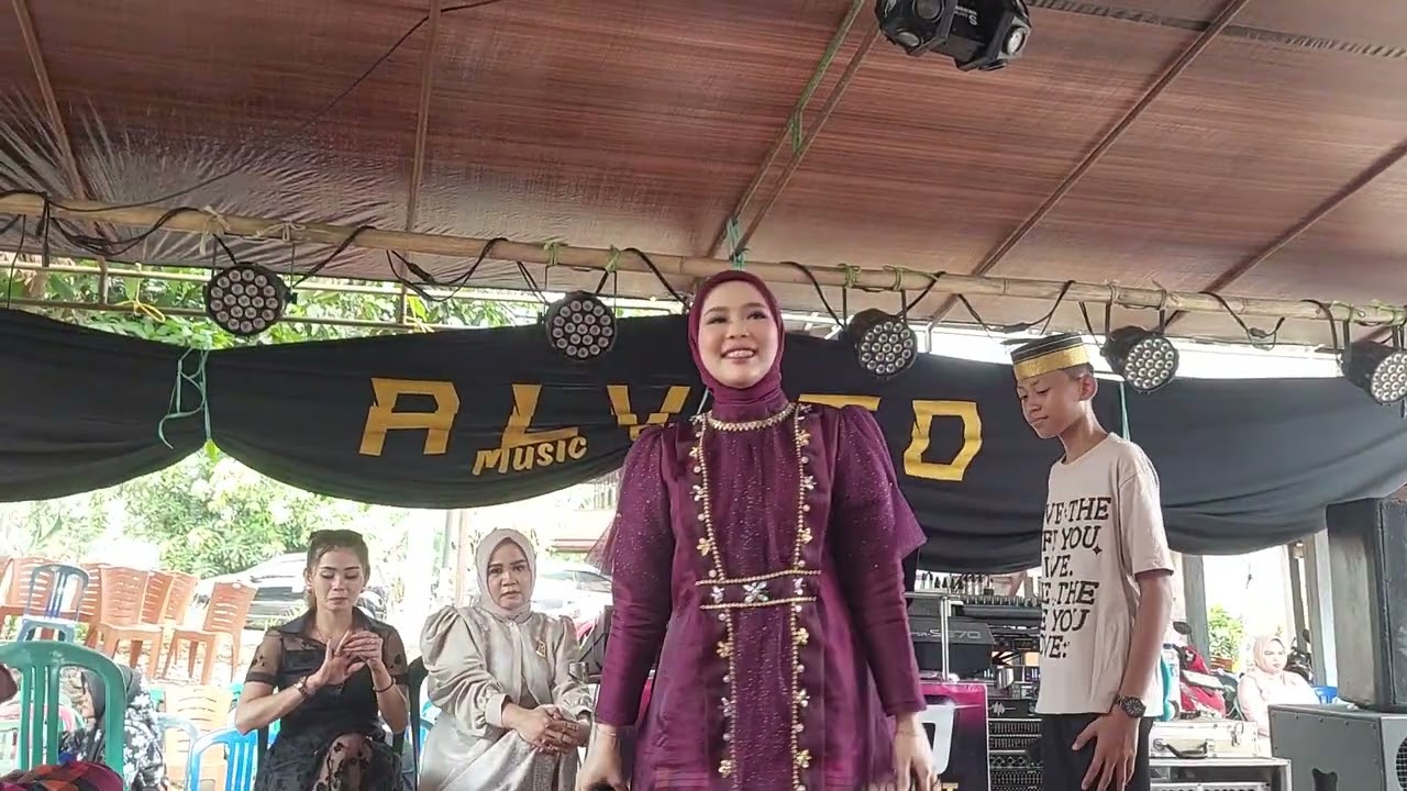 Selfi yamma ajarin  Ipul bawakan lagu di panggung acara pengantin  keluarga ceppy