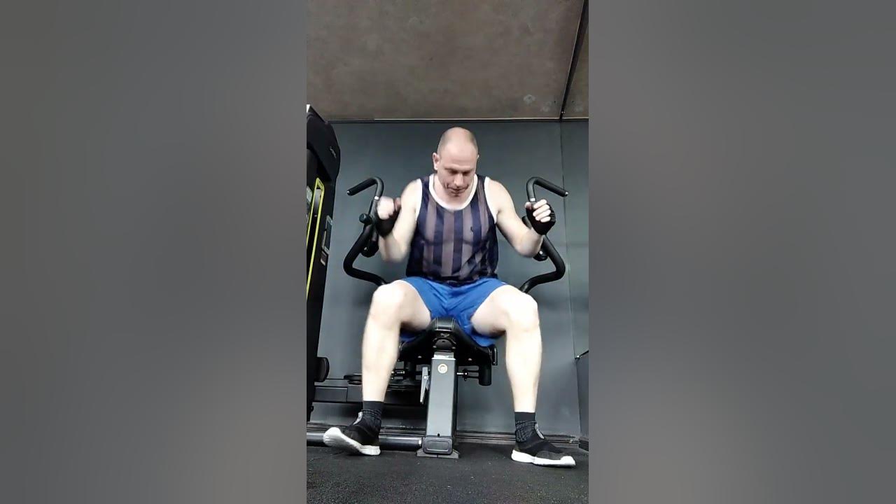 Сведение рук в тренажере бабочка. Фитнес. Тренажерный зал. Развитие ...