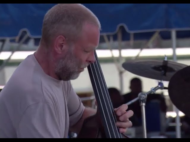 Tonton Dave Holland Quintet - Metamorphos - 8/10/2002 - Newport Jazz Festival (Official) di YouTube Tonton Dave Holland Quintet - Metamorphos - 8/10/2002 - Newport Jazz Festival (Official) di YouTube