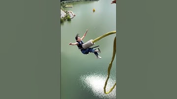 Incredible footage of a 🥱daring bungee jumper leaping from a bridge