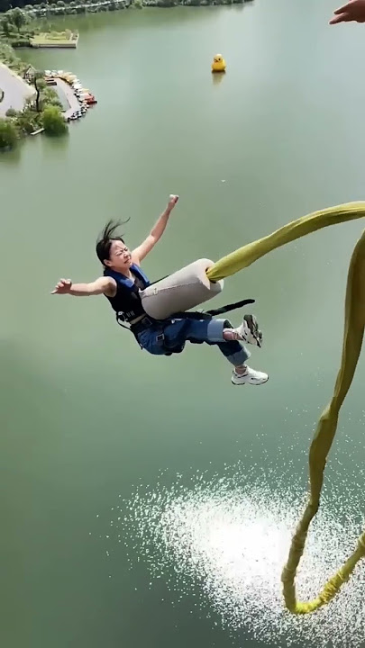 Incredible footage of a 🥱daring bungee jumper leaping from a bridge