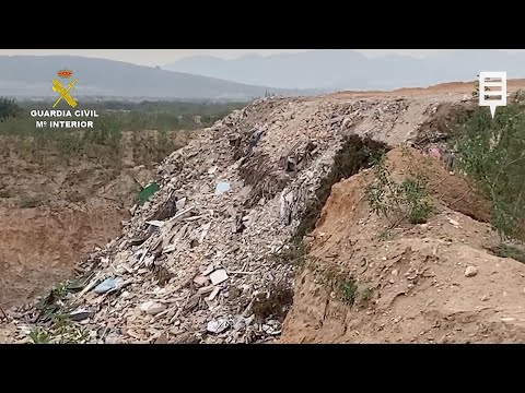 Desmantelan un vertedero clandestino de 15.000 m2 en Fuente Álamo