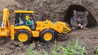 The Excavator JCB 4 CX dug a big hole and found a mouse in it - A Story for Children