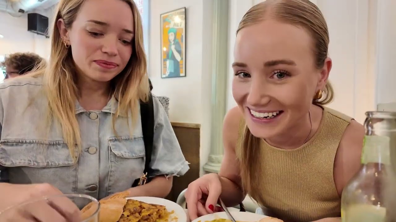 Dos extranjeras probando comida española en Madrid