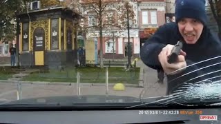 Полицейский Киева угрожал оружием и разбил стекло