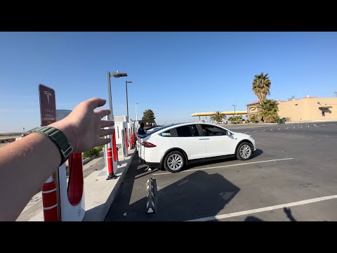 Stuck At A Charger In California! Entire Supercharger Site Offline & Half Broken EA