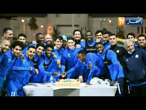 الغرافة القطري يحتفل بمدافع الخضر مهدي تاهرات بعد تتويجه بكأس العرب